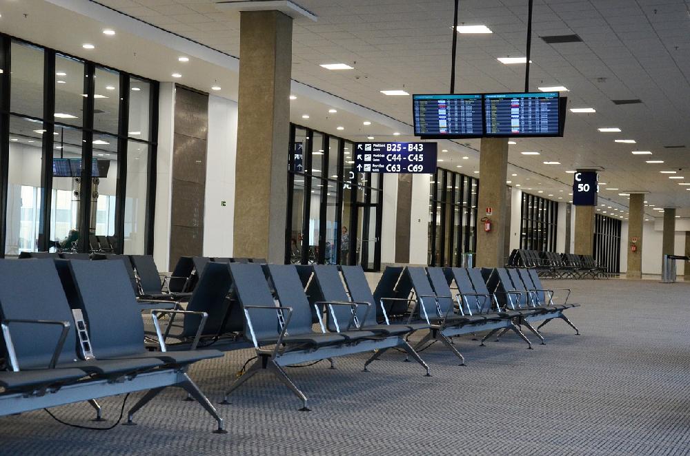 Nowe zasady covidowe na lotnisku w Balicach